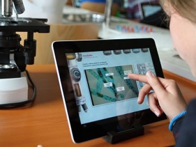 Propojení tabletu s mikroskopem umožňuje pracovat při výuce s fotografiemi vlastnoručně připravených preparátů (projekt TABLETÁRIUM)