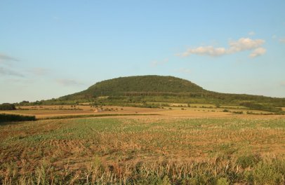 Říp: zkamenělé lávové jezero pod praotcovýma nohama