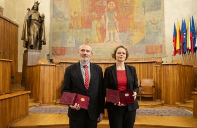 Jan Černý a Lenka Libusová byli oceněni pamětními medailemi Univerzity Karlovy